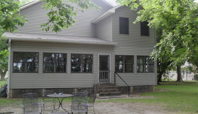 Quiet Waterfront Lakehouse with pier. Kid friendly. Natchez close by.