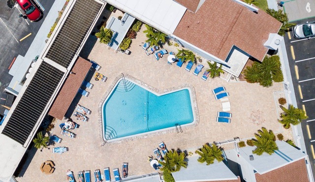 Quiet, Waterfront Top Floor Unit-Close to Beach & Dining, Screened In Balcony, Pool & Docks