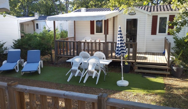 Quiet, well-shaded mobile home, swimming pool, play area. 5 minutes from the lake.