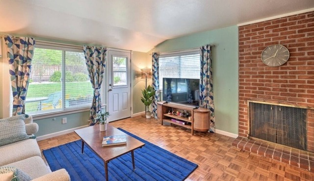 Quiet Whimsical Mid-Century House in Central Sacramento Close to Everything!