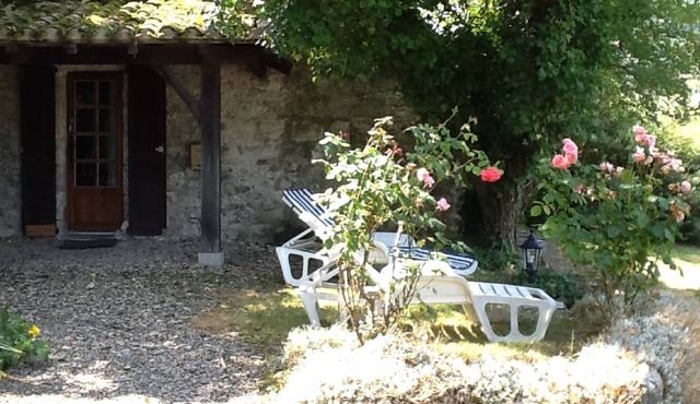 Quiet wooded, private spa pool, character cottage in the heart of the Lot Valley