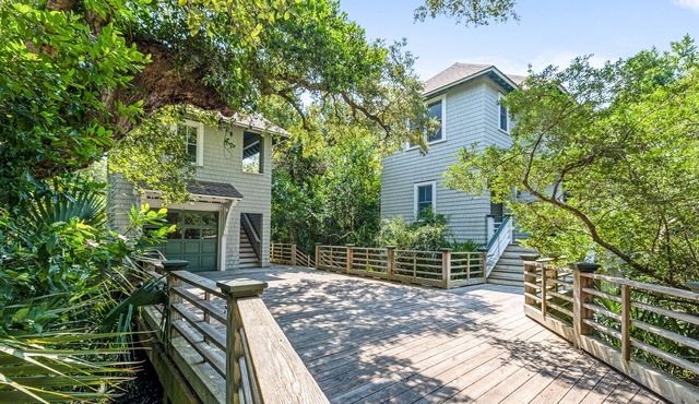 Quiet, Wooded Sanctuary - Walk to Sunrise & Sunset Beaches. Dog Friendly