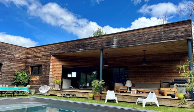 Quiet wooden house, air conditioning, swimming pool.