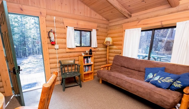 Quiet woodland cabin with firepit, near Bigfork, Flathead Lake & Glacier