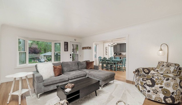 Quiet Yard & Trees, Fully Stocked Kitchen, Games, Comfort, Back Patio