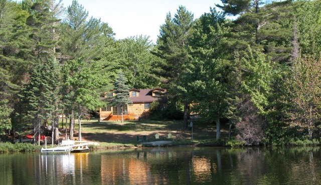 Quiet year round lake home, swimming/fishing, near Pictured Rocks, trail access