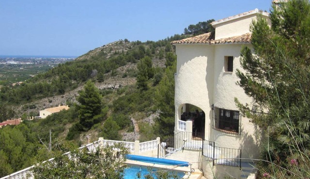 Quietly located villa with pool and great views of the green valley and Mediterranean Sea