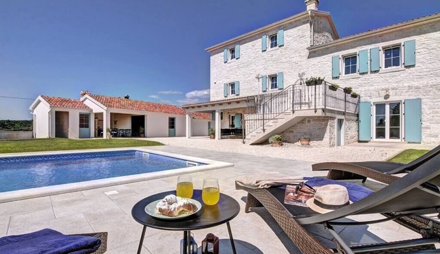 Quietly situated villa with pool for 9 persons