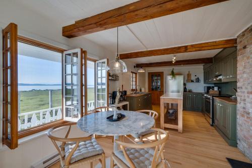 Quietude by the River - La dependance sur les battures