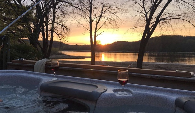 Quietwater Cottage-On Water/Nature/Hiking/Relaxing/Hot Tub & Sauna, Peaceful!