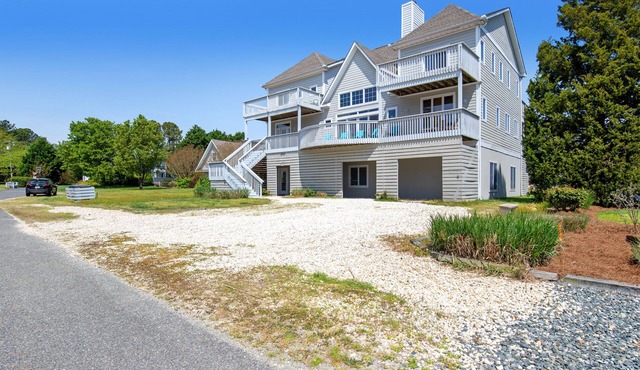 Quillens Point home w/5 decks, screened porch, grill & shared tennis - dogs OK