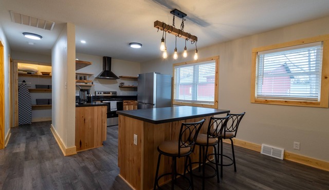 Quilter's retreat! 3 quilting spaces and 2 full bathrooms!