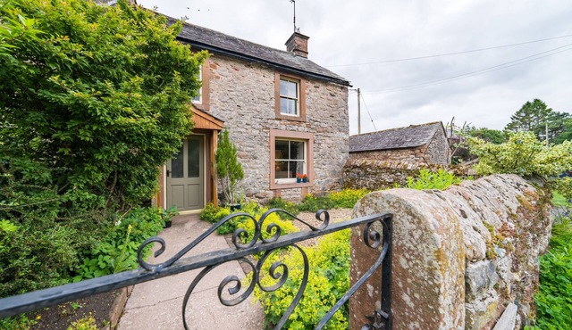 Quince Cottage - a cottage that sleeps 4 guests in 2 bedrooms