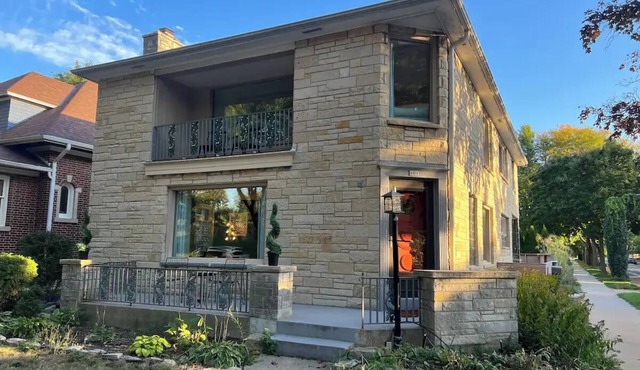 Quincy Estate 5BR/3BA for Family Stays with Fireplace Park Views & Parking