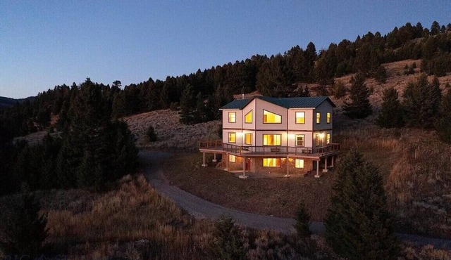 Quinn Creek Chalet: Luxury & Privacy on 12 Acres. Sleeps 12!