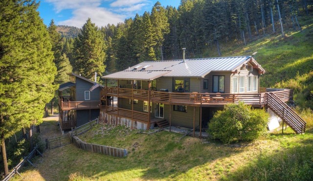 Quinn Peaks Entire 30 Acre Property with a hot tub