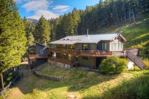 Quinn Peaks Entire 30 Acre Property with a hot tub