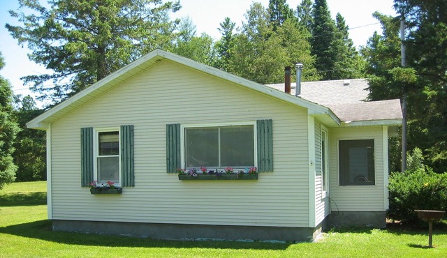 Quint Cottage on beautiful Mullett Lake in Northern Michigan