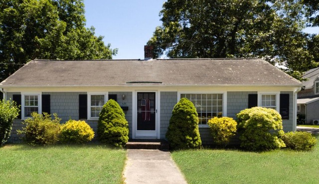 Quintessential Cape Cottage. Block from the beach