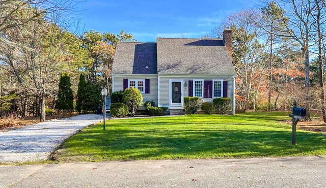 Quintessential Cape Cod Home. Beautiful Beaches, Chip Shot to Golf and Town