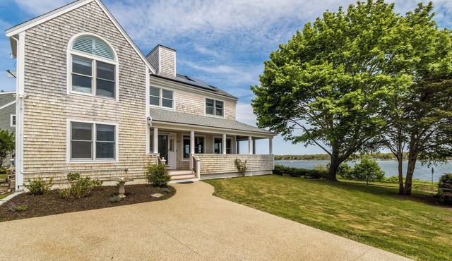 Quintessential Cape Cod home on Great Pond RPLO026