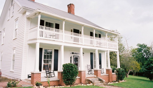 Quintessential Farmhouse Experience In The Heart Of Downtown Dahlonega.