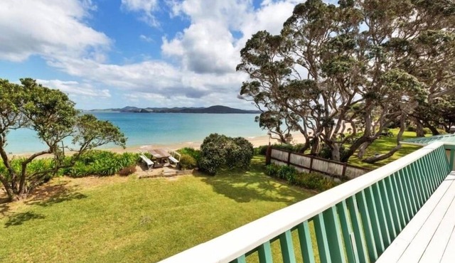 Quintessential Kiwi Bach right on the Beach !