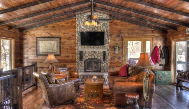 Quintessential Lake Cabin-Amazing Lakeside Screen Porch & Pontoon Boat included!