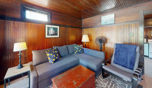 Quintessential Martha's Vineyard cottage with yard/patio - walk to Inkwell Beach