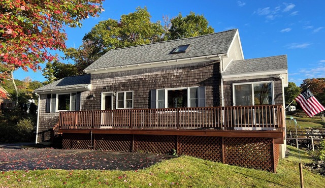 Quintessential oceanfront Maine cottage on the shore of picturesque Cundy`s Harbor!