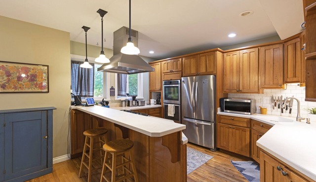 Quintessential University District Home-Walk to River, downtown, Hip Strip