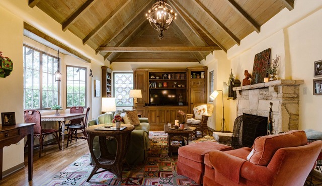 Quintessential Carmel Charmer-Walk to downtown Carmel & beach, AVAIL MARCH!