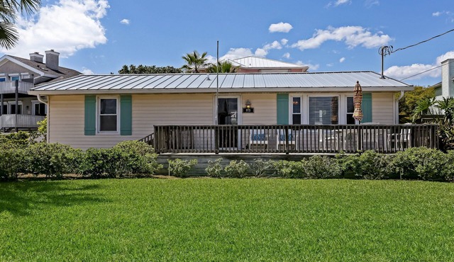 Quintessential Beach Cottage, STEPS From The Ocean, & WE LOVE PETS!