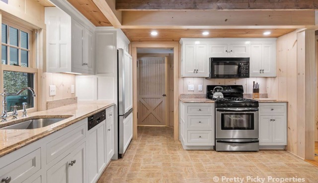 Quintessential Hyannis Port Cottage: Renovated, Putting Green, Walk to Beach: 135-HYP