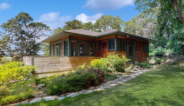 Quintessential waterfront cottage with screened porch - steps to Waquoit Bay