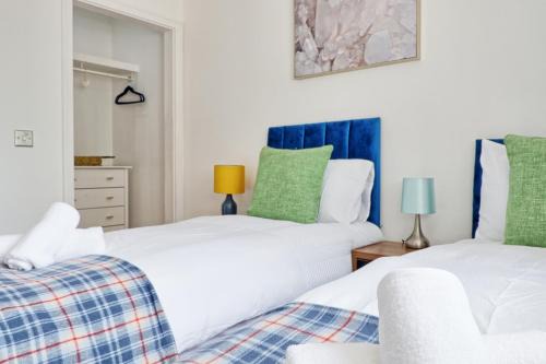 Quirky 2-Bed Brentwood Home Near High St & Station - With Parking