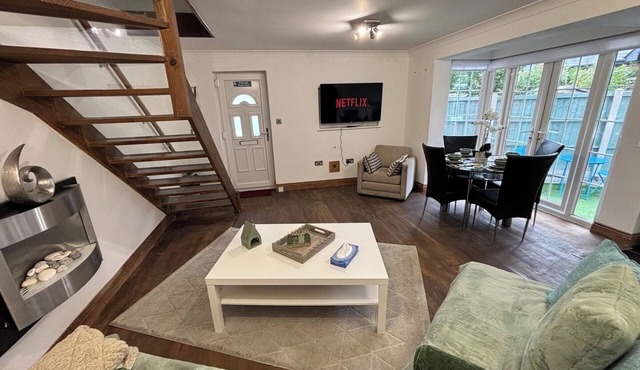 Quirky 2-Bed Brentwood Home Near High St and Station