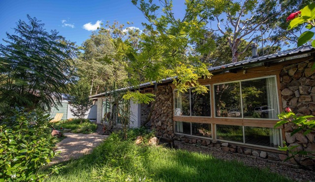 Quirky 4-bedroom home with gardens, wildlife, privacy, peace - 4 mins to beaches