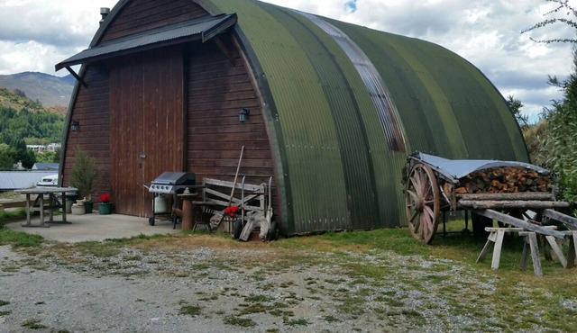 Quirky Barn Stay Experience, fully insulated, warm, beautiful mountain views,