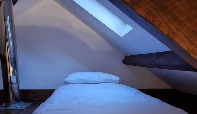 Quirky cart shed renovation, en-suite bathroom, wood burner, close to amenities