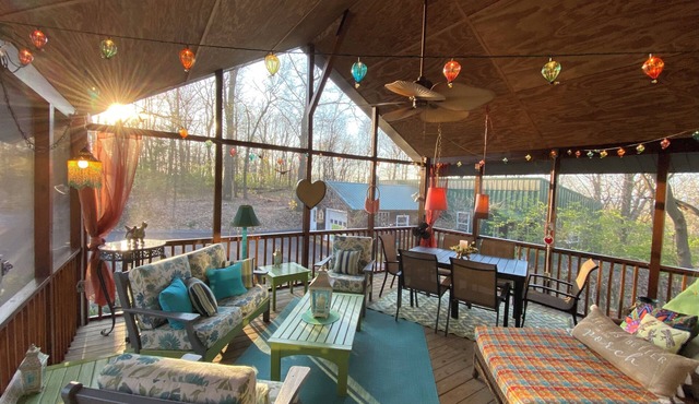 Quirky cabin retreat on 4 acres w spa, arcade rm, art&book loft - near Hershey