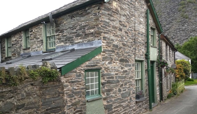 Quirky Character Cottage- Grade II Listed - perfect for exploring Snowdonia.