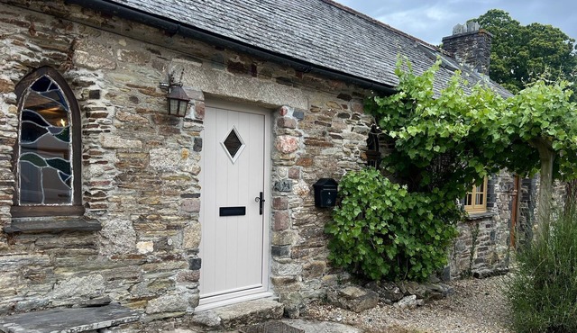 Quirky Cornish cottage next to the Moor - Yellow on the Broom