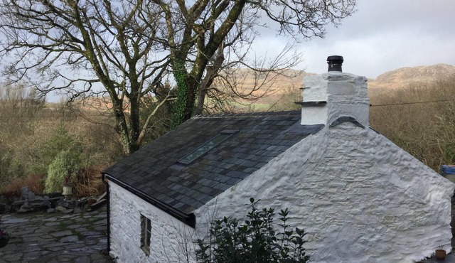 Quirky cottage for two near coastal footpath at Borth y Gest
