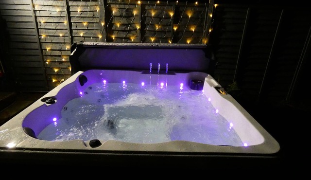 Quirky cottage with 3 bedrooms & a hot tub