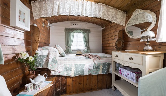 Quirky home with romantic shepherds' hut bedrooms and pretty garden near Padstow