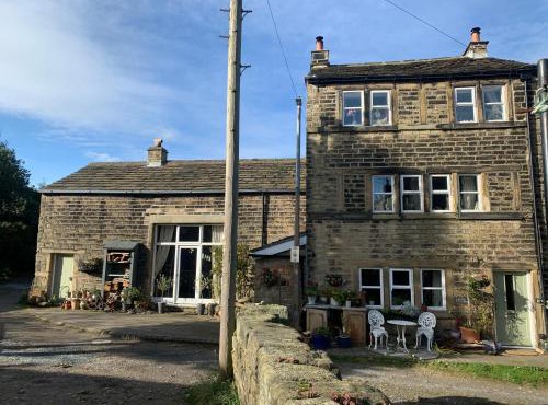 Quirky Homestay Cottage, 2 Bedrooms can be booked separately - with Guest Lounge 8 mins from Holmfirth