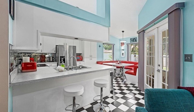 Quirky house central to stadium/theme parks/KSC/beach/port - 5 star home