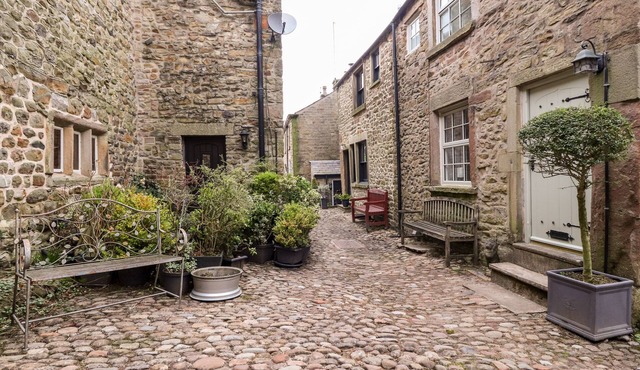 QUIRKY IN CHIPPING, pet friendly, with open fire in Chipping