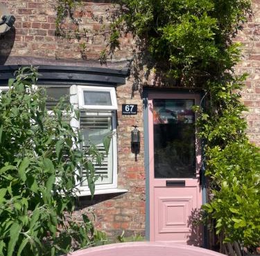 Quirky little end of terrace